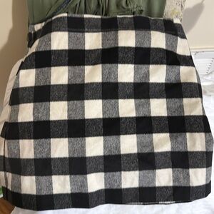 Black and white plaid skirt with pockets